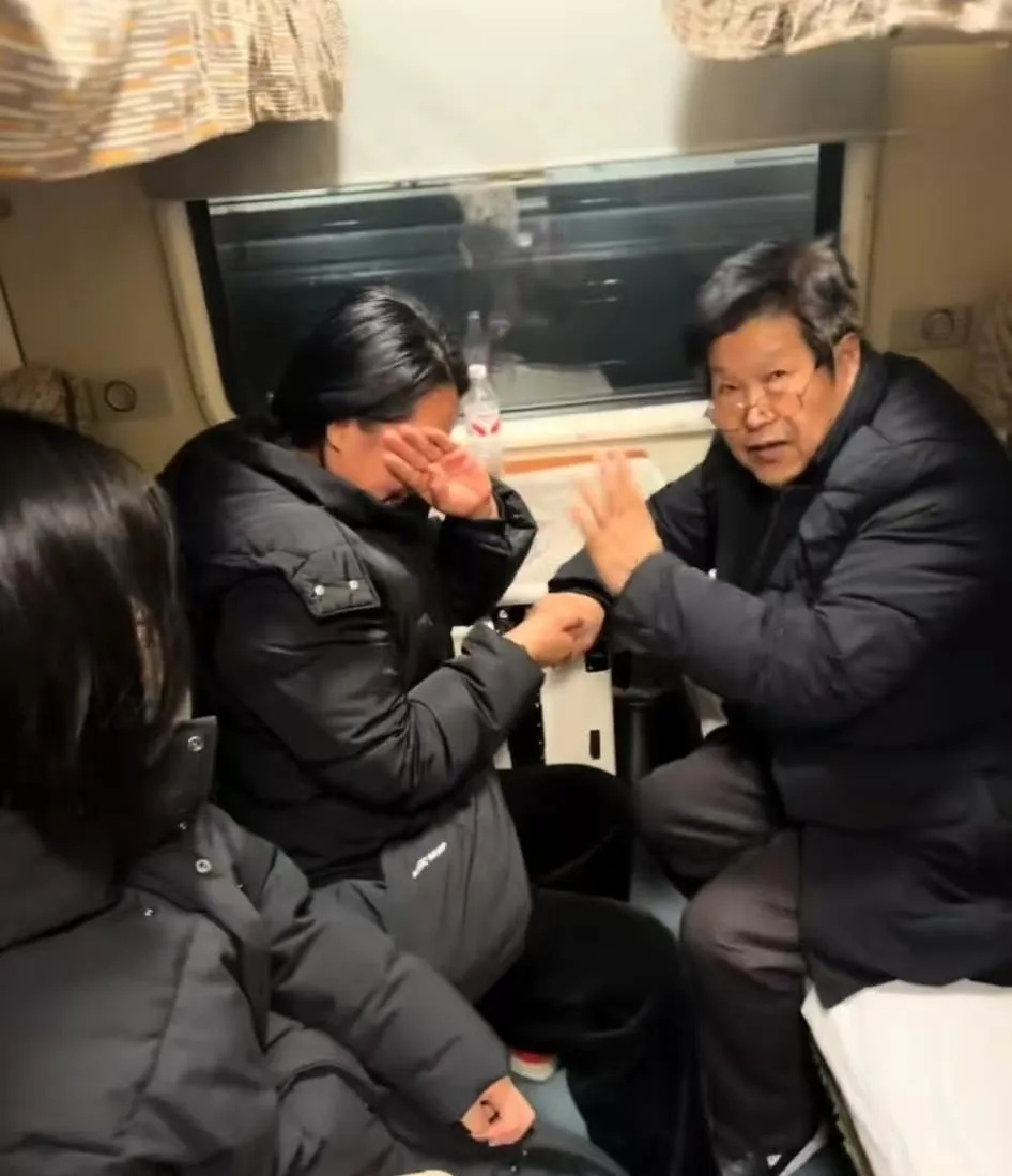 Bất ngờ gặp lại cô học trò 20 năm trước, câu đầu tiên người thầy 71 tuổi thốt lên gây bão mạng xã hội, ai xem cũng khóc! Bất ngờ gặp lại cô học trò 20 năm trước, câu đầu tiên người thầy 71 tuổi thốt lên gây bão mạng xã hội, ai xem cũng khóc!