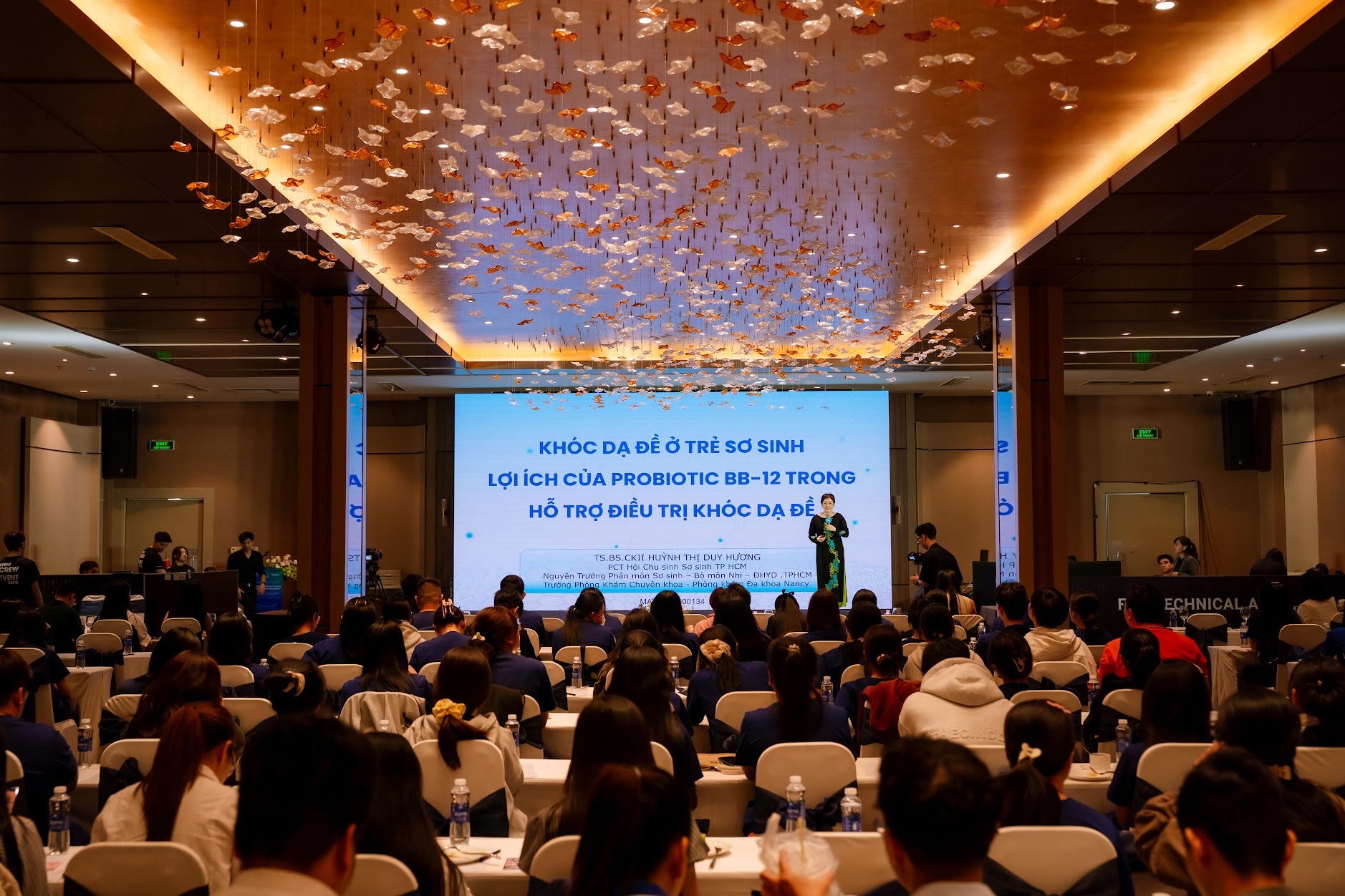 Nhà thuốc trở thành điểm chạm đầu tiên trong chăm sóc sức khỏe, đào tạo dược sĩ đưa vào trọng tâm  - Ảnh 3.