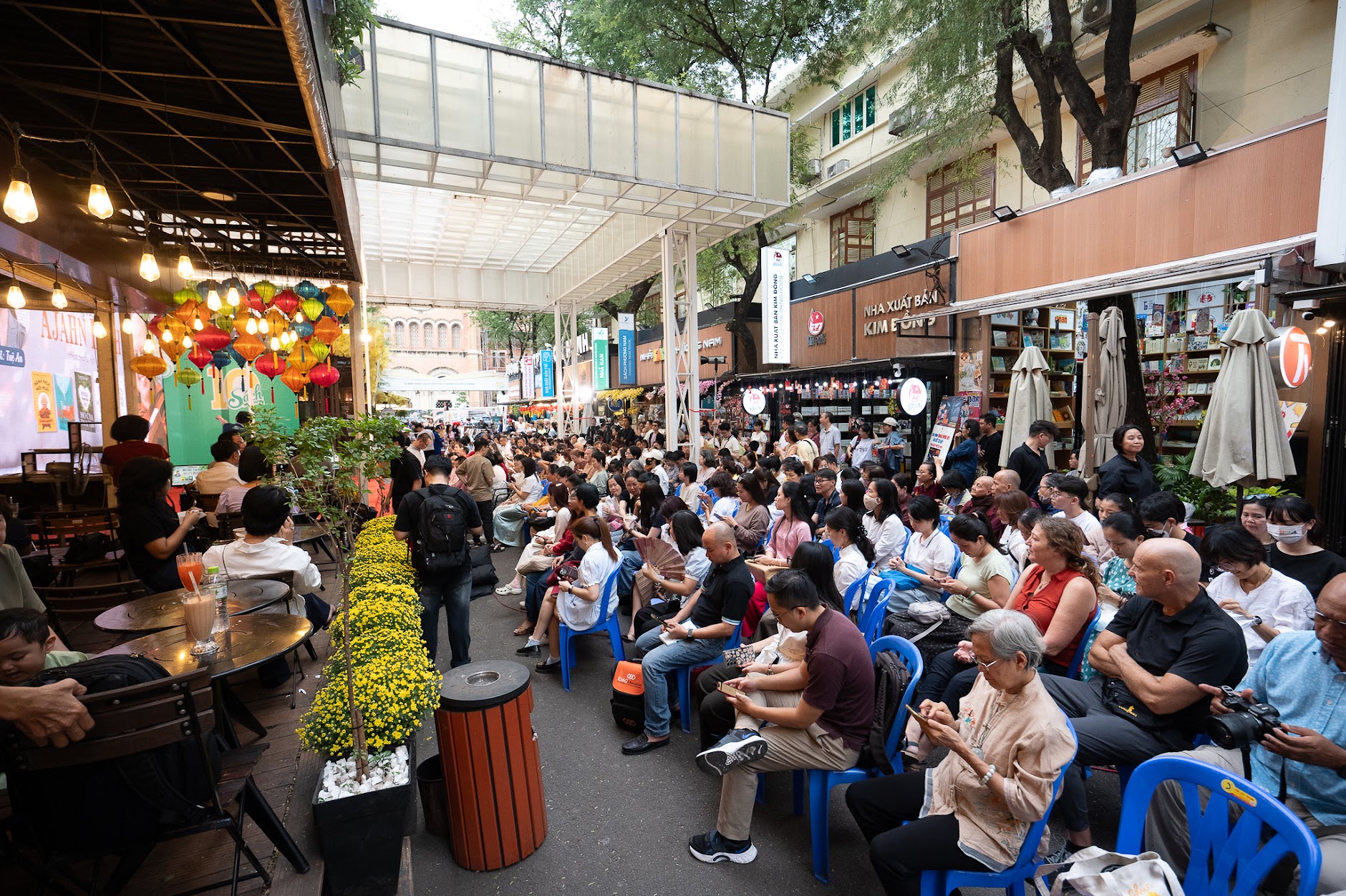 Thiền sư Ajahn Brahm khuyên: “Những điều tồi tệ trong đời, nếu biết chuyển hóa, sẽ trở thành trí tuệ và lòng tử tế" - Ảnh 3.