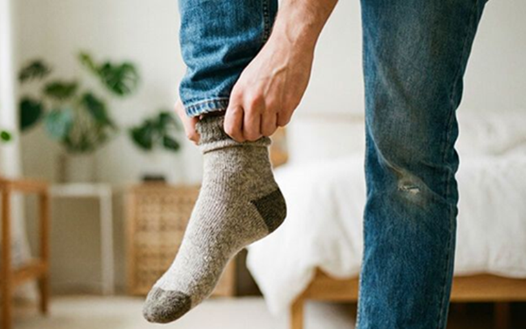 Tại sao Bác sĩ Nhật Bản khuyên thói quen sống khỏe: Đứng mang tất thay vì ngồi? - Ảnh 1.