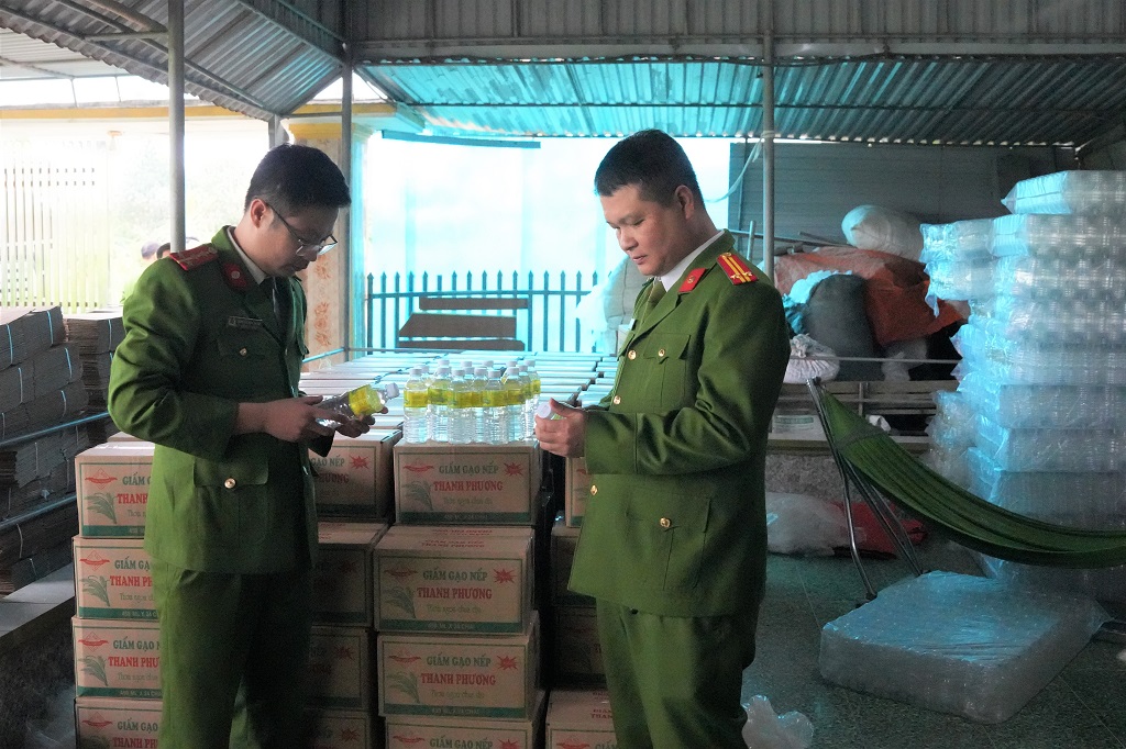 Triệt phá đường dây sản xuất giấm giả từ axit công nghiệp tại Nghệ An năm 2026 - Ảnh 2.