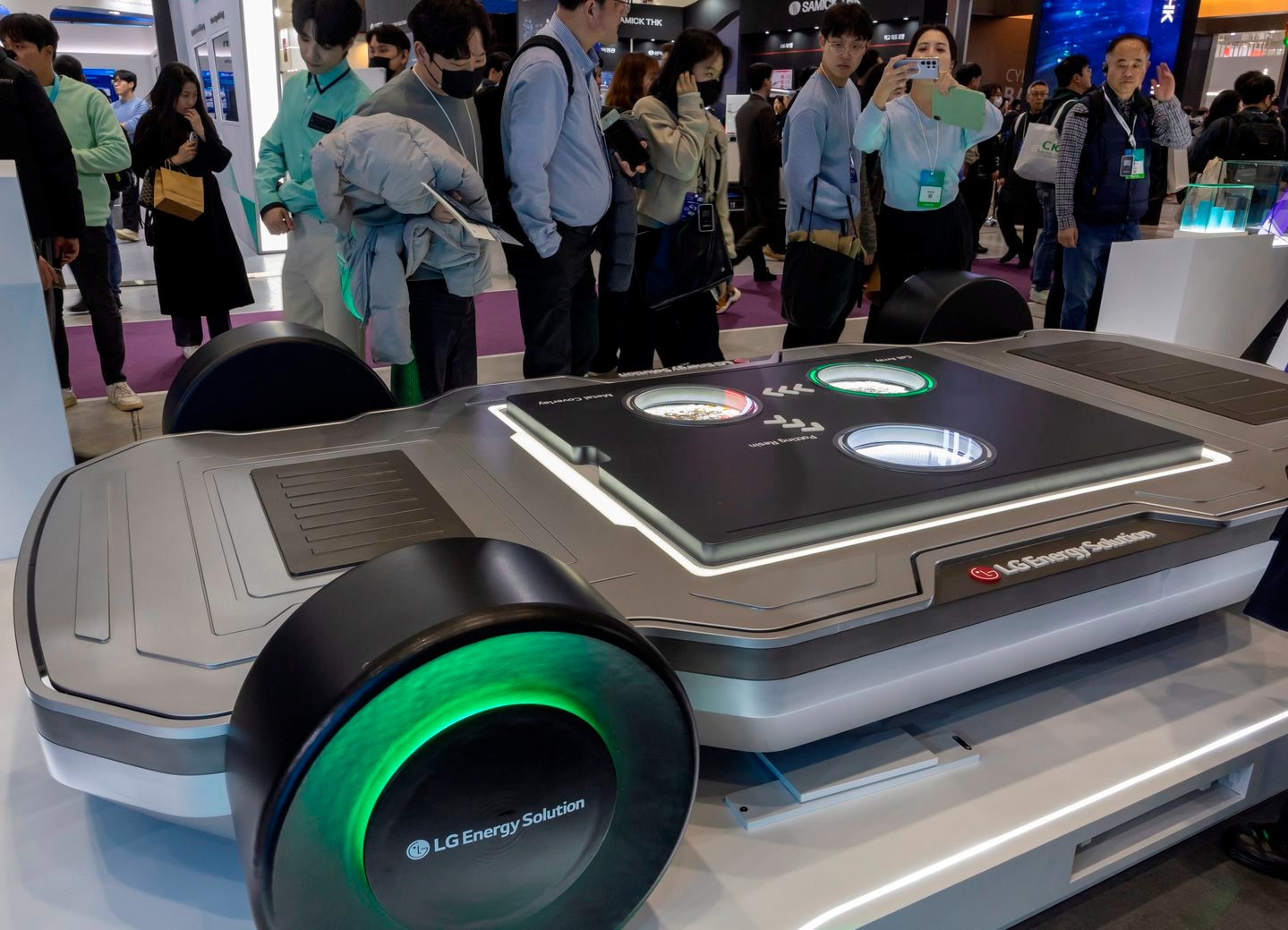 Thua lỗ hàng nghìn tỷ đồng vì xe điện , hãng pin Hàn Quốc chuyển hướng sang robot - Ảnh 2.