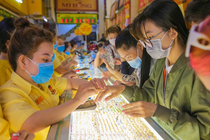 Cuối ngày 6-2, giá vàng miếng SJC, vàng nhẫn đồng loạt tăng - Ảnh 1.