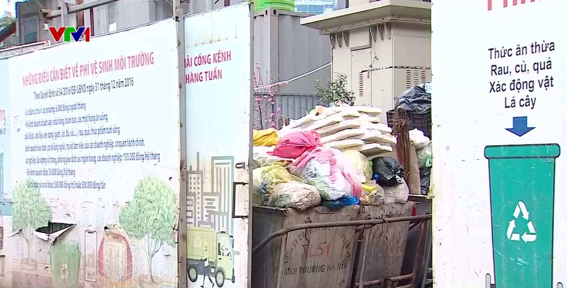 Áp lực rác thải ngày Tết tăng cao tại Hà Nội - Ảnh 1.