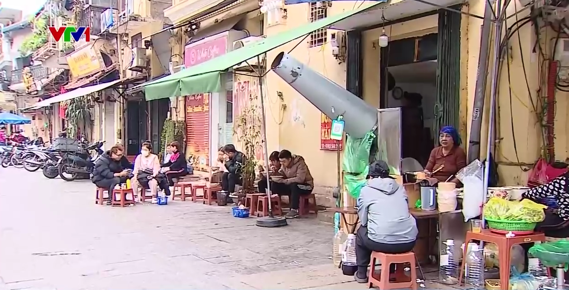 Áp lực rác thải ngày Tết tăng cao tại Hà Nội - Ảnh 2.