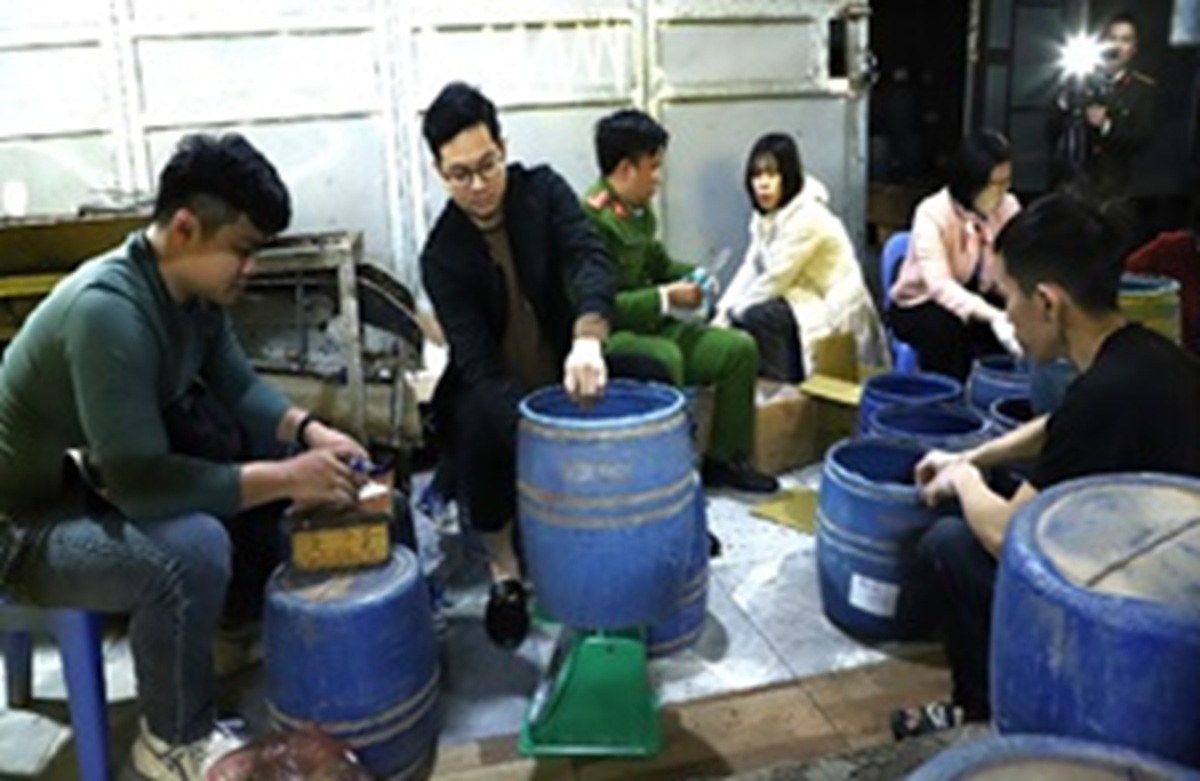 Bắt người đàn ông sản xuất 2,8 tấn giá đỗ ngâm hóa chất kích thích sinh trưởng - Ảnh 1.