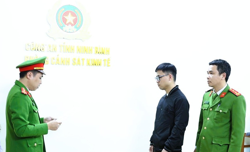 Khởi tố người đàn ông trốn thuế kinh doanh vàng bạc 1 . 500 Tỉ đồng tại Ninh Bình - Ảnh 1. Khởi tố người đàn ông trốn thuế kinh doanh vàng bạc 1 . 500 Tỉ đồng tại Ninh Bình - Ảnh 1.