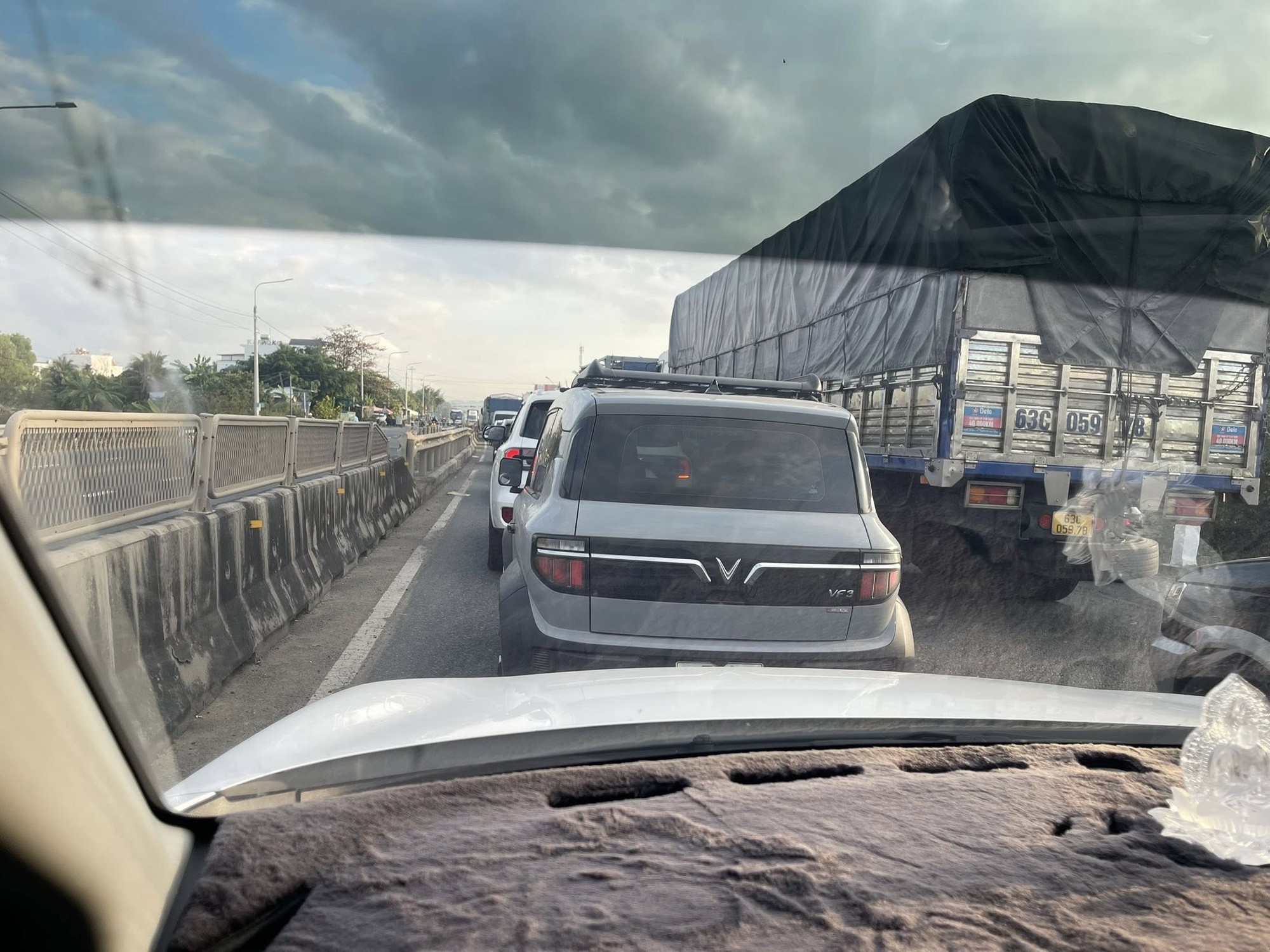 Tai nạn liên hoàn trên cao tốc Vân Phong Nha Trang khiến 1 người bị thương nặng - Ảnh 3.