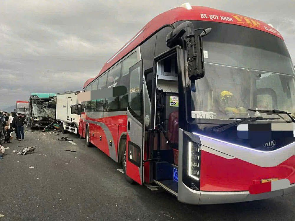 Tai nạn liên hoàn trên cao tốc Vân Phong Nha Trang khiến 1 người bị thương nặng - Ảnh 2.