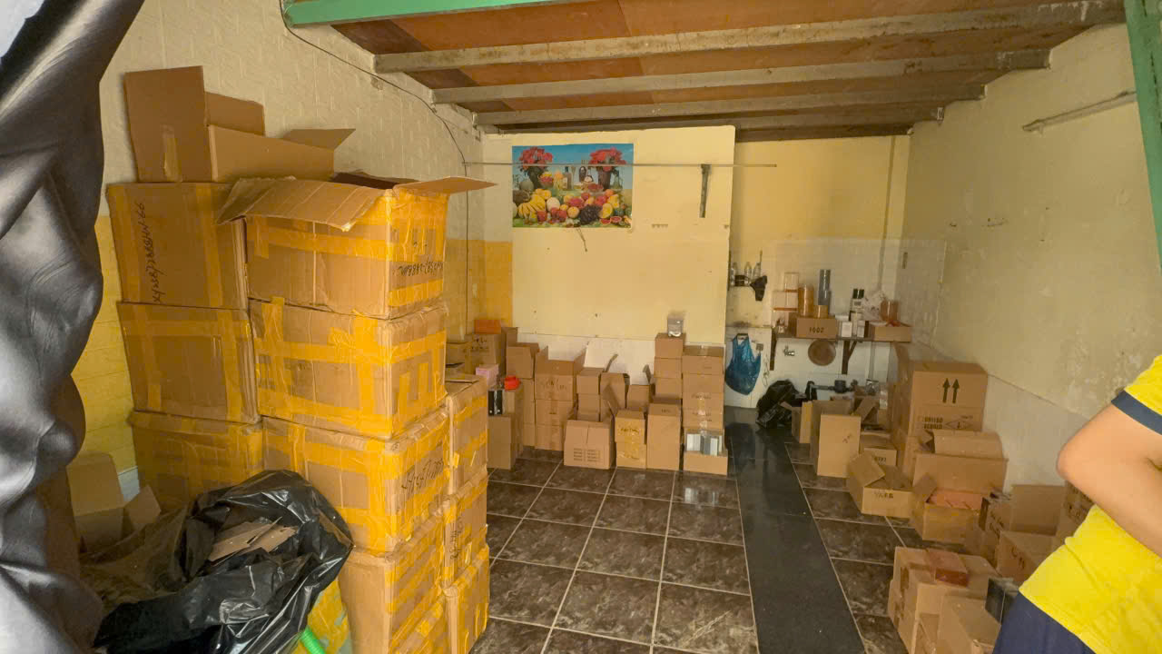 Công an TPHCM bắt 4 người buôn bán hàng giả mỹ phẩm nguy hiểm - Ảnh 2.