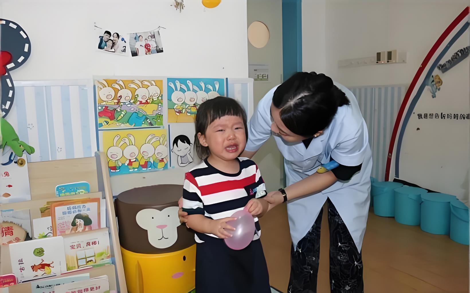 Bé gái 4 tuổi đi học mầm non nhưng nhà trường khuyên nên nghỉ học, người mẹ tìm giáo viên hỏi cho ra lẽ rồi chết sững- Ảnh 1.