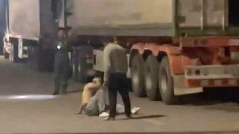 Nguyên nhân vụ tài xế bị chém gục tại cửa khẩu Cha Lo ngày 7 tháng 2 năm 2026 - Ảnh 1.