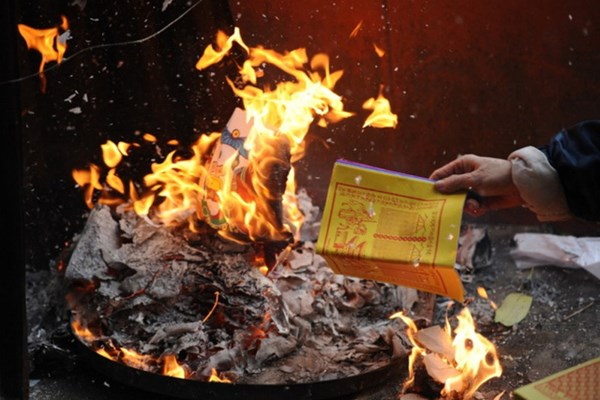 Đốt vàng mã mà không cháy hết có sao không? Chuyên gia hướng dẫn cách hóa giải đơn giản, ai cũng làm được - Ảnh 2.