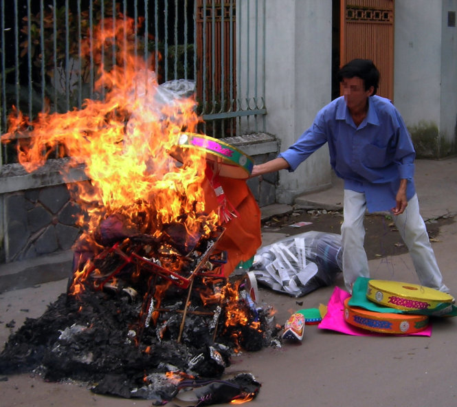 Đốt vàng mã mà không cháy hết có sao không? Chuyên gia hướng dẫn cách hóa giải đơn giản, ai cũng làm được - Ảnh 1.