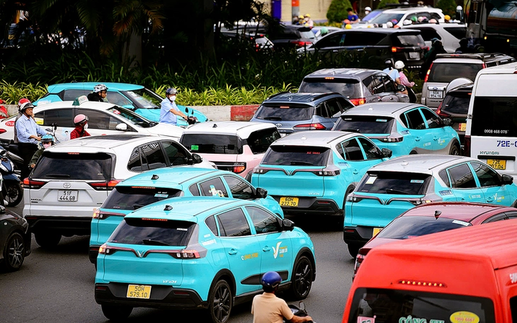 Cục diện mới thị trường taxi Việt Nam: Xanh SM chiếm hơn nửa thị phần, Grab đứng sau, be chiếm gần 6%- Ảnh 1.