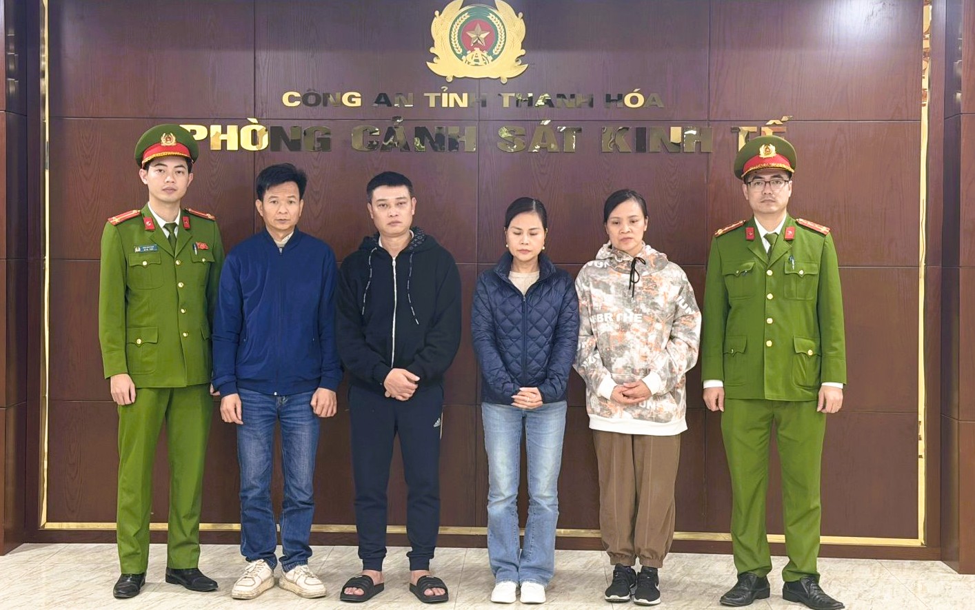 Đánh sập đường dây sản xuất thuốc giả, thực phẩm chức năng quy mô hàng trăm tỉ đồng - Ảnh 1.