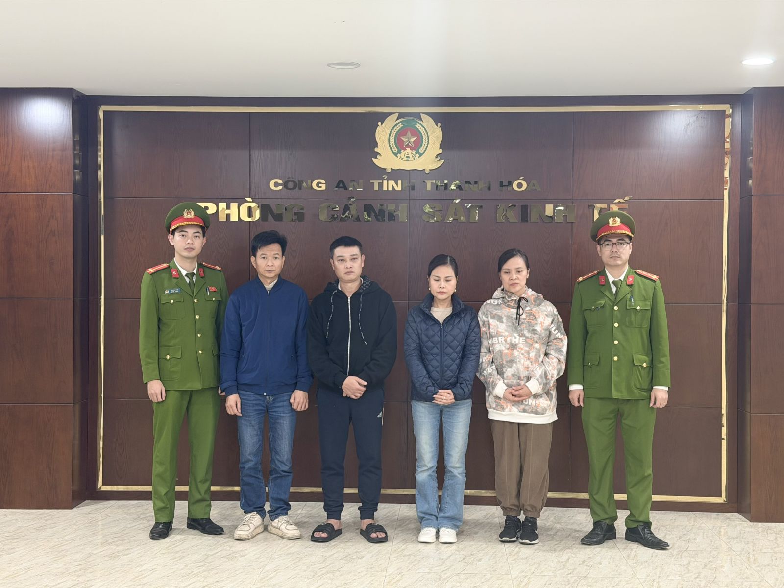 Kiểm tra 5 địa điểm , triệt phá đường dây buôn bán thuốc giả quy mô lớn tại Thanh Hóa - Ảnh 4.