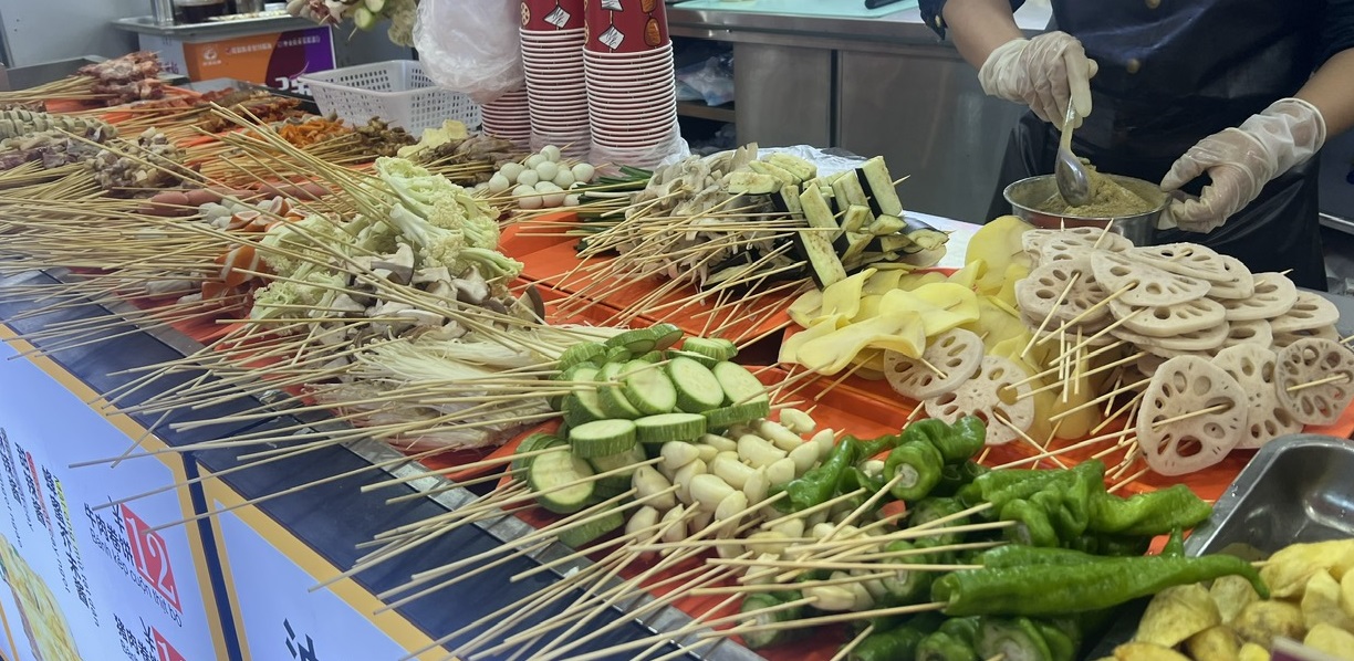 Bộ Y tế cảnh báo loạt nguy cơ từ thức ăn đường phố - Ảnh 2.