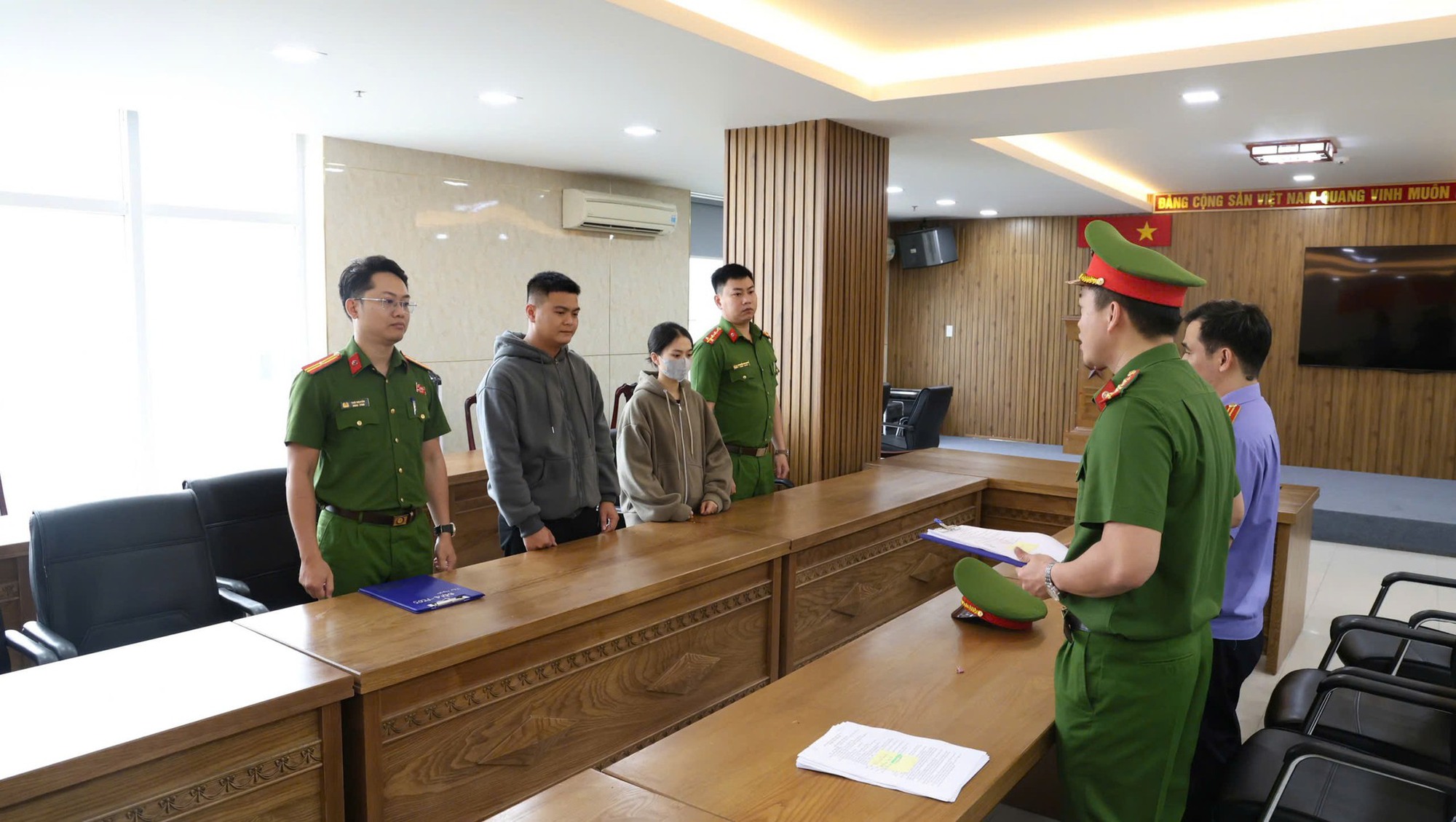 Khám xét đồng loạt trụ sở và kho hàng Công ty DANA FOOD, bắt vợ chồng Giám đốc Đỗ Thị Thùy Trang SN 2000 - Ảnh 1.