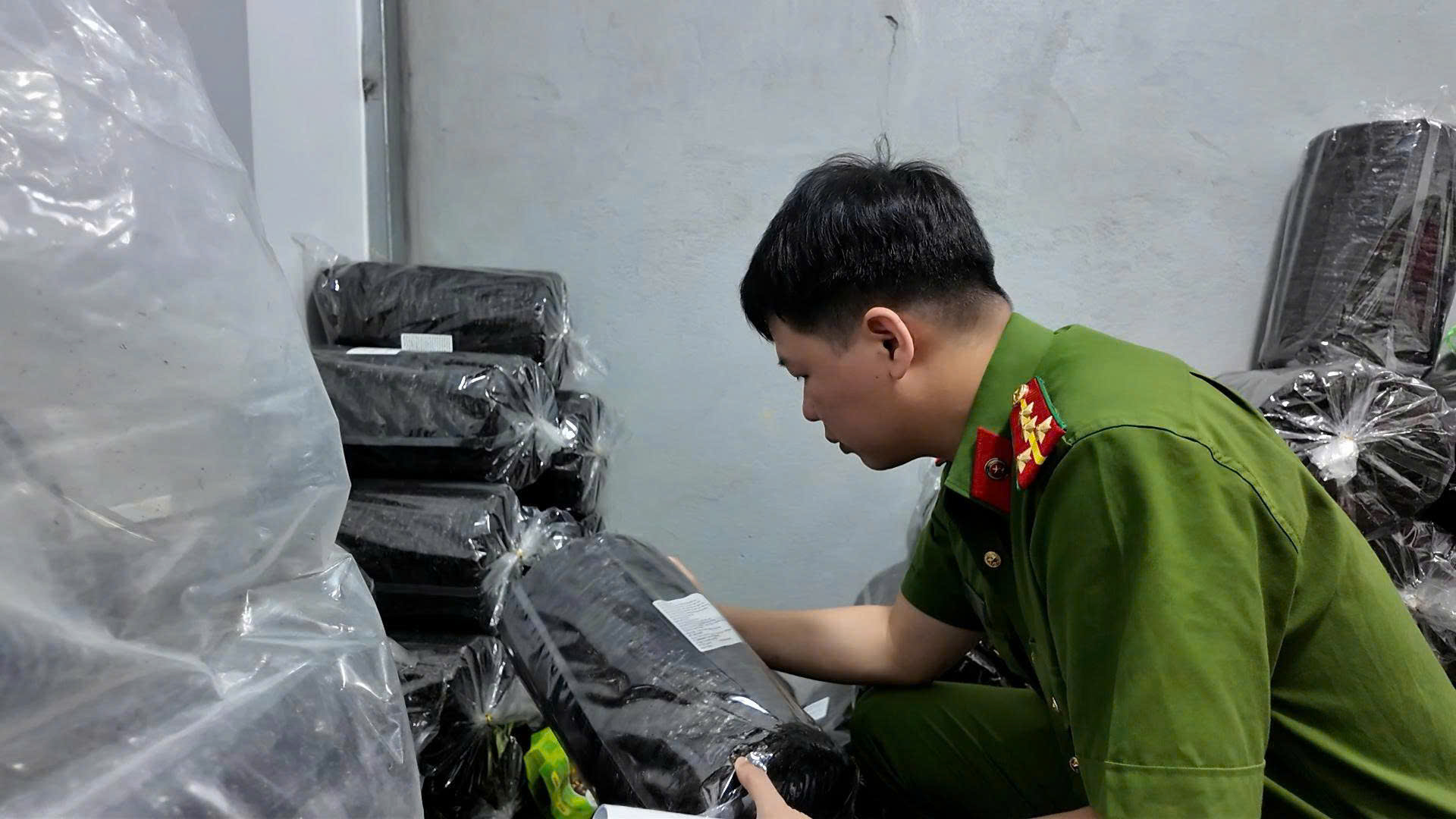 Khám xét đồng loạt trụ sở và kho hàng Công ty DANA FOOD, bắt vợ chồng Giám đốc Đỗ Thị Thùy Trang SN 2000 - Ảnh 4.