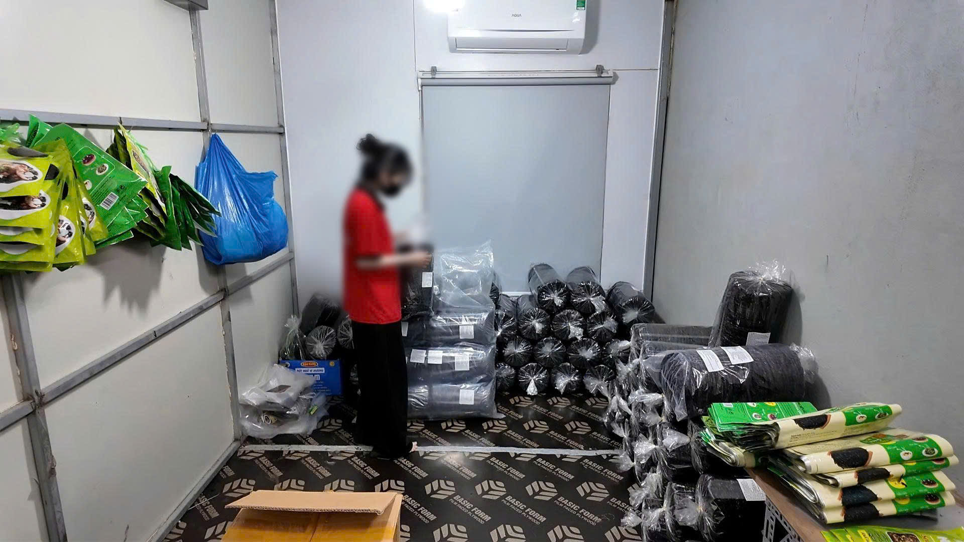 Khám xét đồng loạt trụ sở và kho hàng Công ty DANA FOOD, bắt vợ chồng Giám đốc Đỗ Thị Thùy Trang SN 2000 - Ảnh 2.