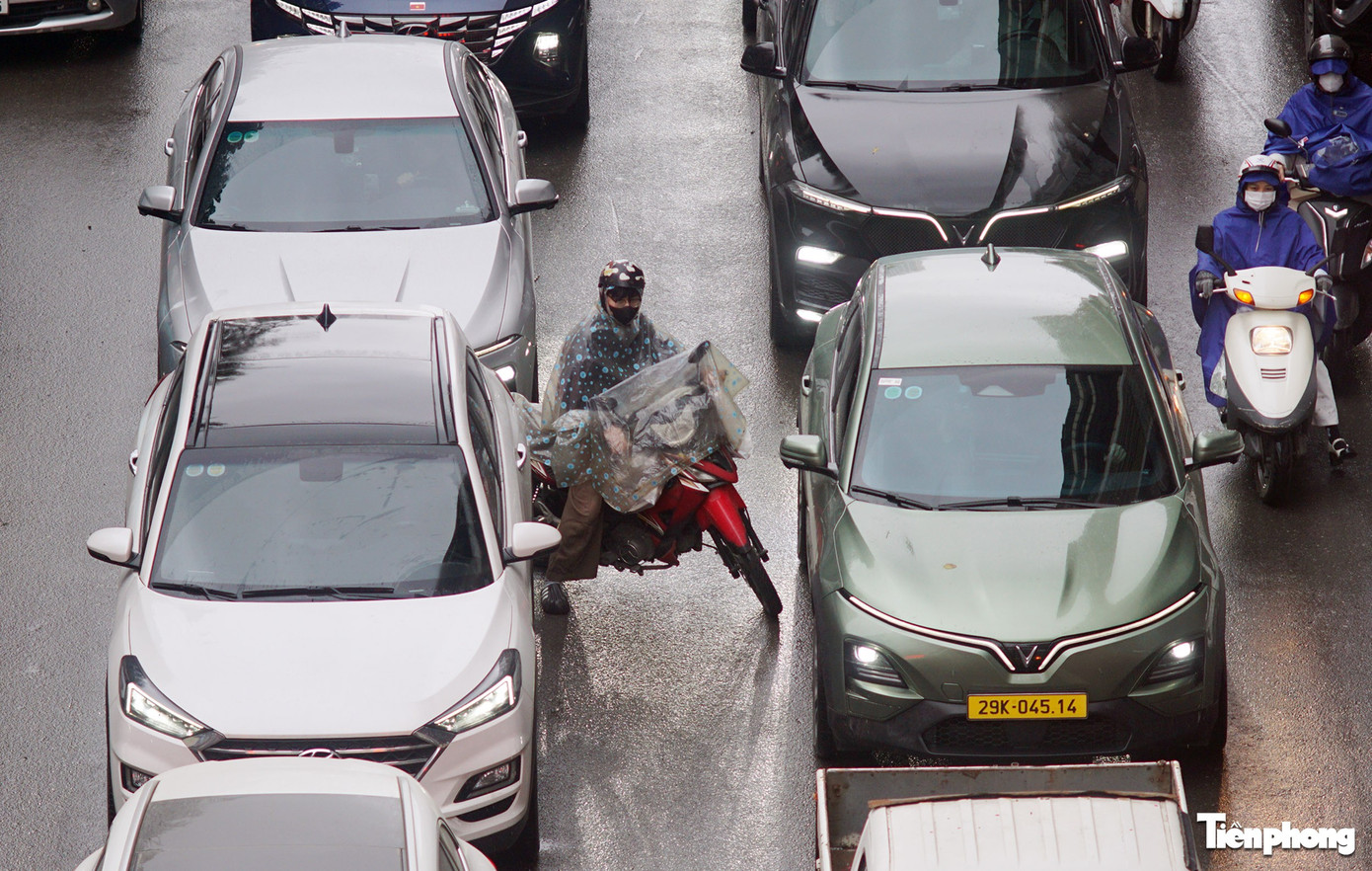 Ùn tắc giao thông Hà Nội: Sáng đầu tuần mưa rét gây kẹt xe kéo dài - Ảnh 4.