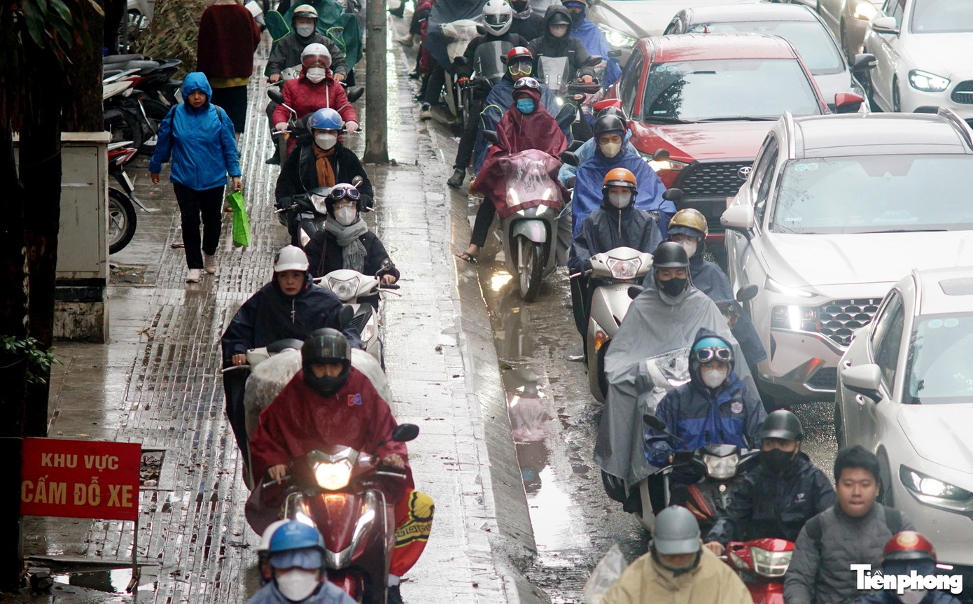 Ùn tắc giao thông Hà Nội: Sáng đầu tuần mưa rét gây kẹt xe kéo dài - Ảnh 5.