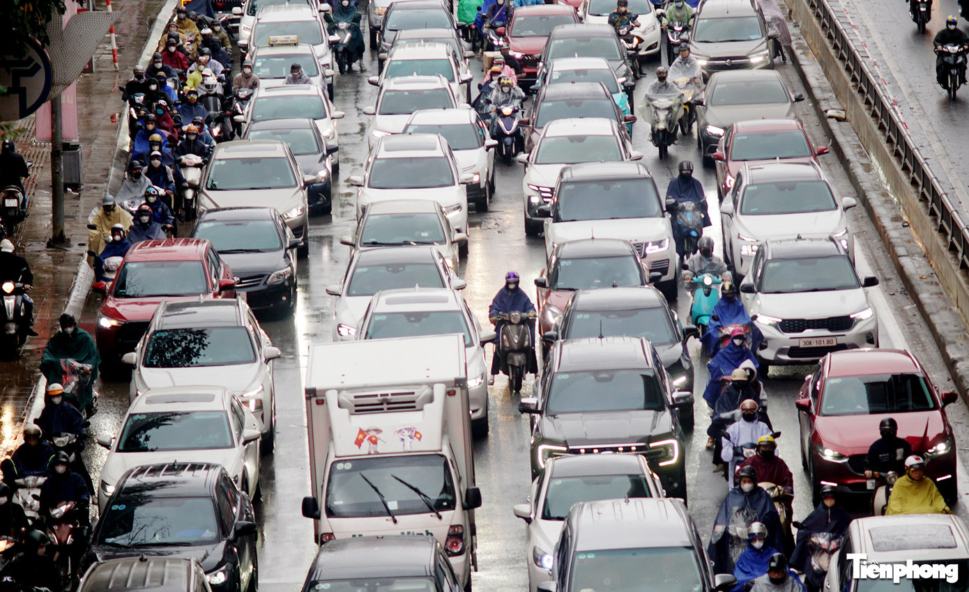 Ùn tắc giao thông Hà Nội: Sáng đầu tuần mưa rét gây kẹt xe kéo dài - Ảnh 3.
