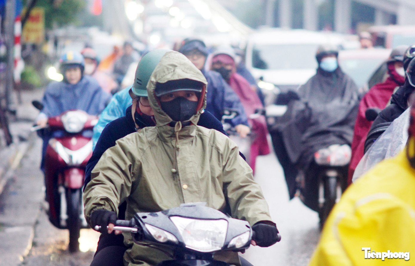 Ùn tắc giao thông Hà Nội: Sáng đầu tuần mưa rét gây kẹt xe kéo dài - Ảnh 10.