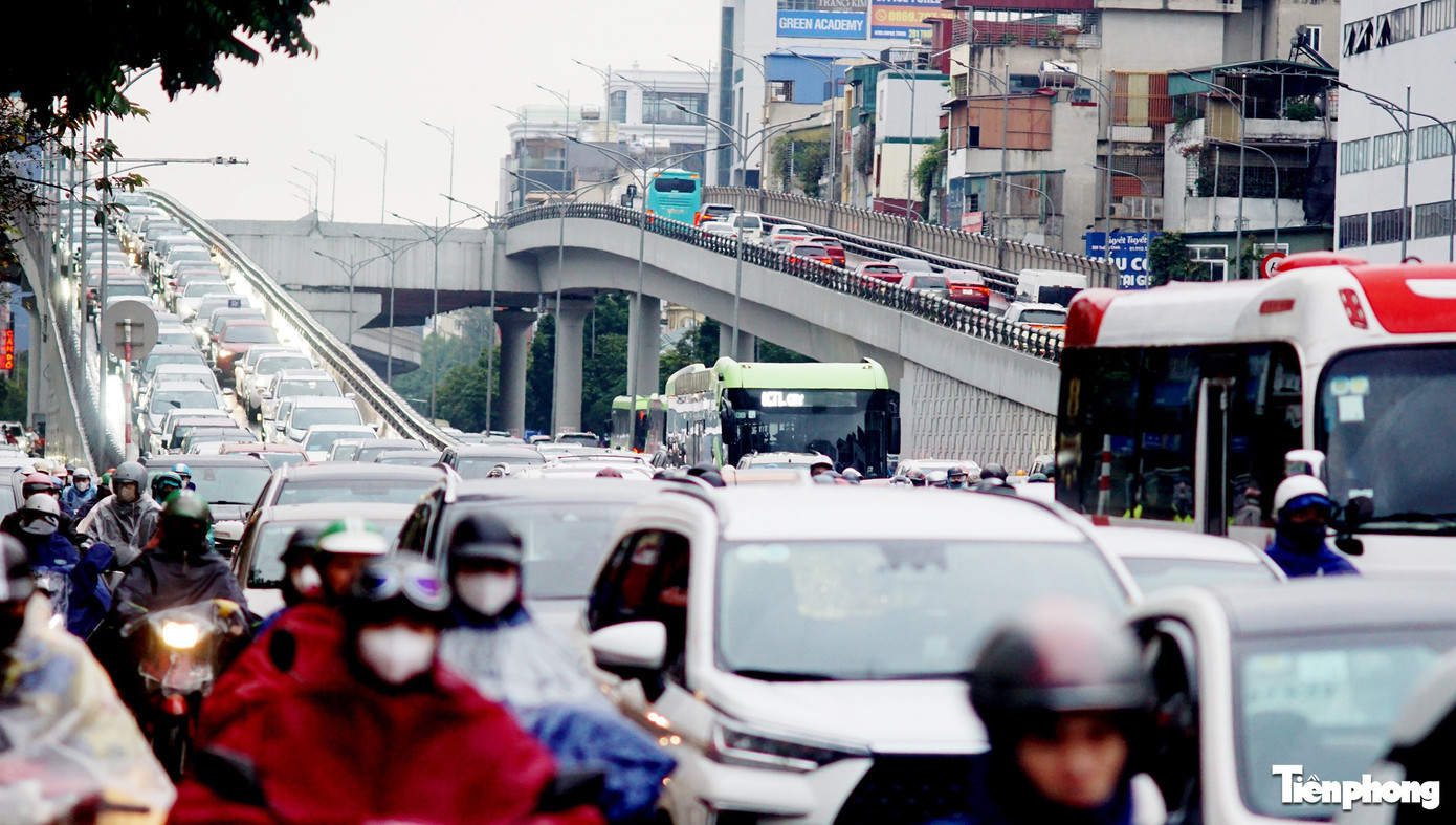 Ùn tắc giao thông Hà Nội: Sáng đầu tuần mưa rét gây kẹt xe kéo dài - Ảnh 11.