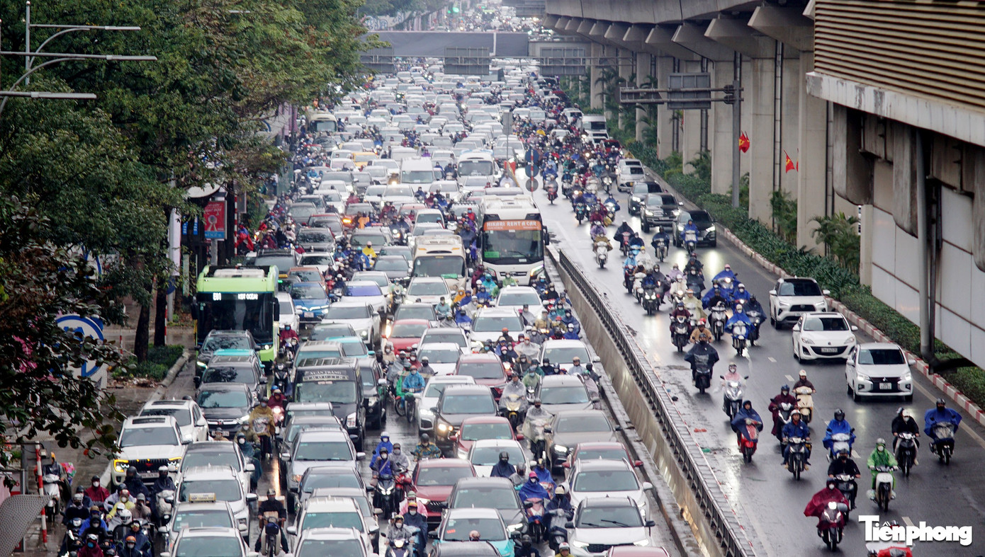 Sáng đầu tuần mưa rét , người Hà Nội ùn tắc giao thông nghiêm trọng