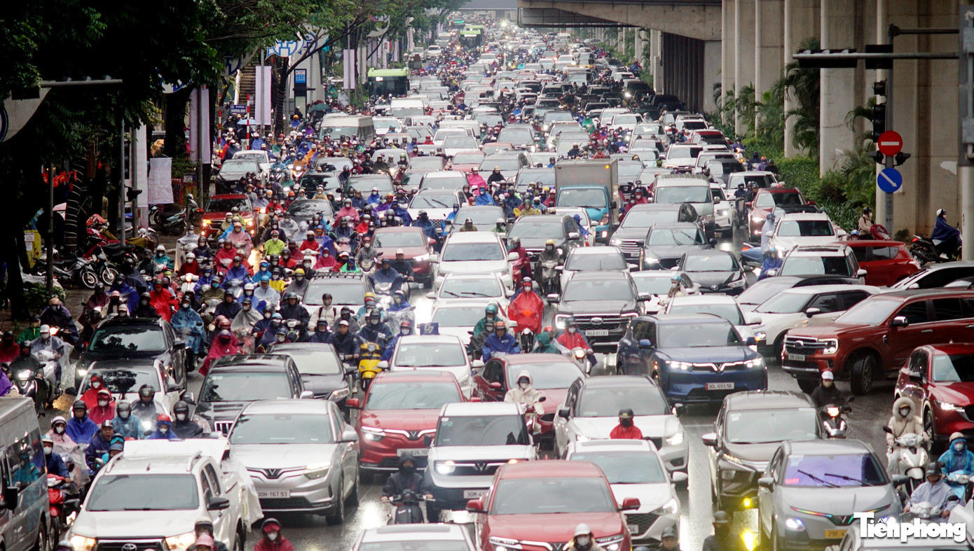 Sáng đầu tuần mưa rét , người Hà Nội ùn tắc giao thông nghiêm trọng