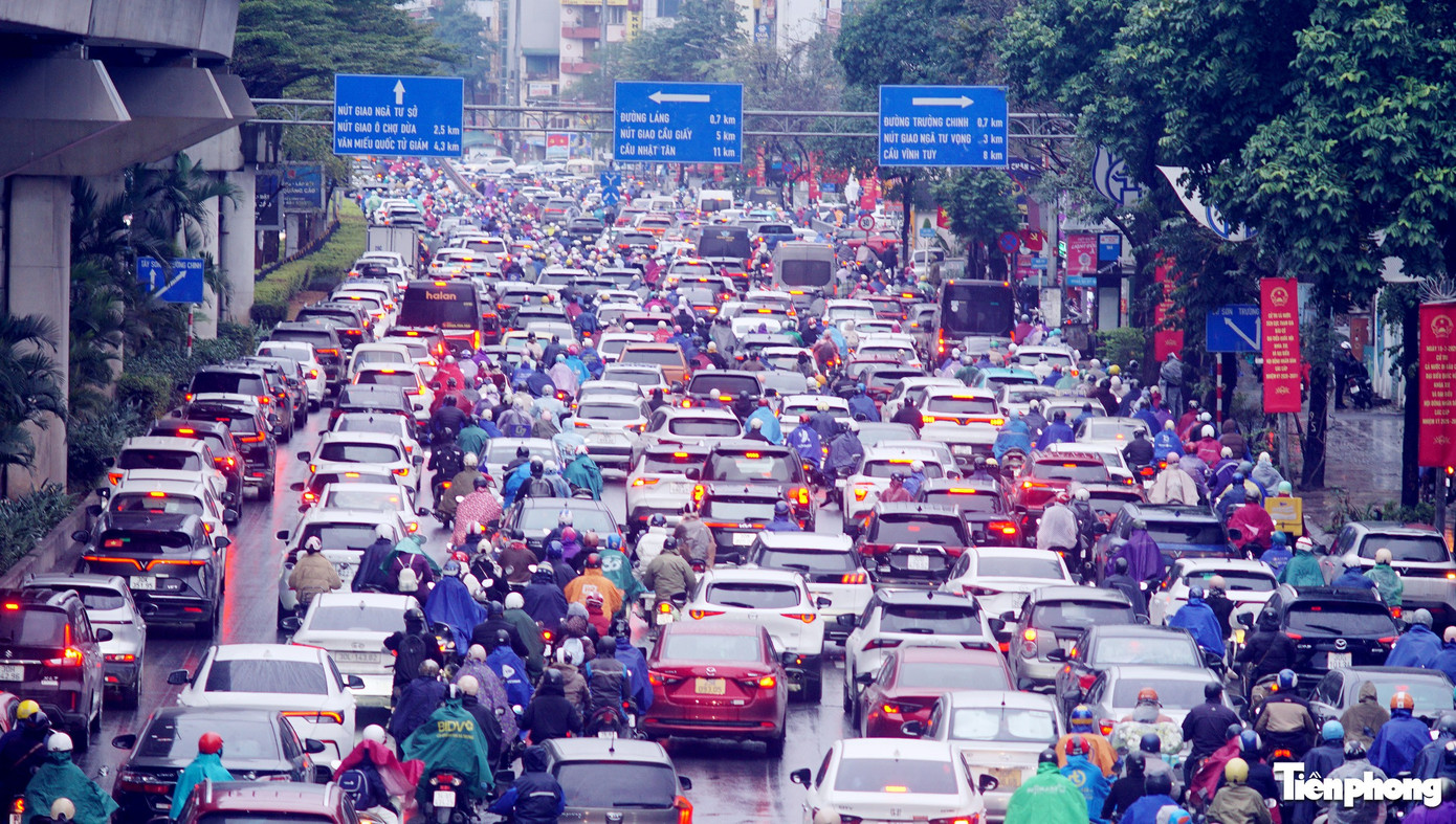 Ùn tắc giao thông Hà Nội: Sáng đầu tuần mưa rét gây kẹt xe kéo dài - Ảnh 13.
