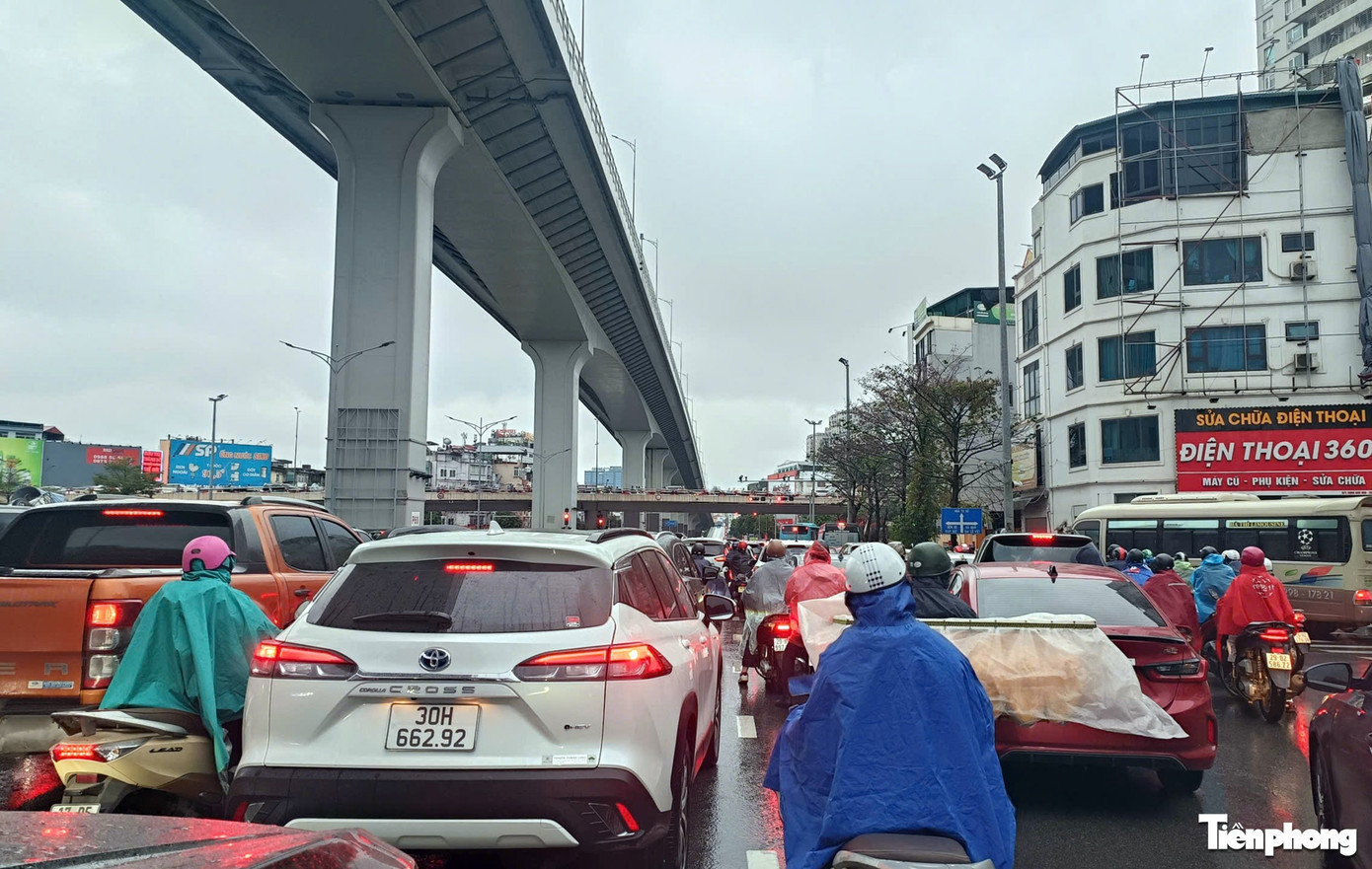 Ùn tắc giao thông Hà Nội: Sáng đầu tuần mưa rét gây kẹt xe kéo dài - Ảnh 12.