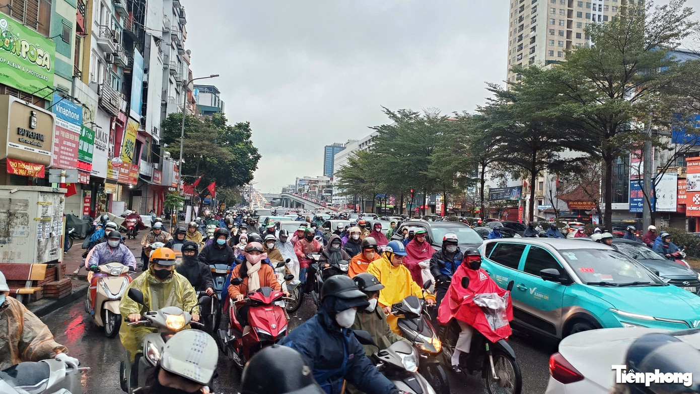 Ùn tắc giao thông Hà Nội: Sáng đầu tuần mưa rét gây kẹt xe kéo dài - Ảnh 7.