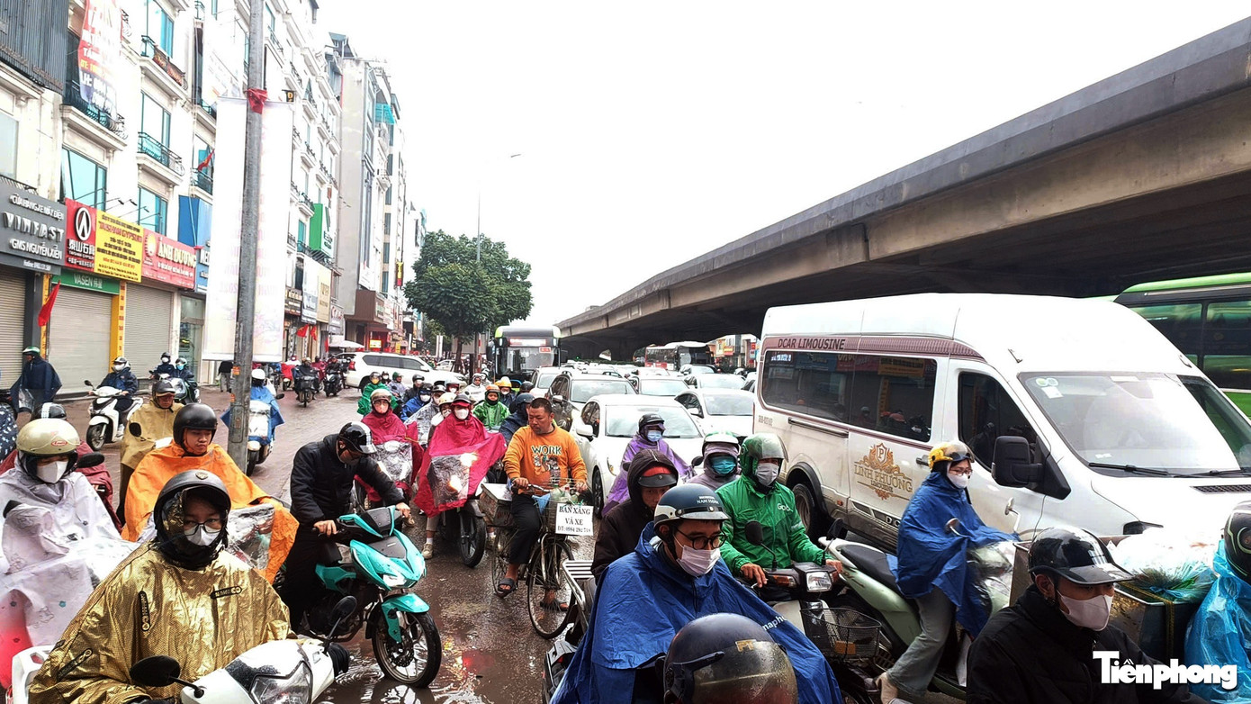 Ùn tắc giao thông Hà Nội: Sáng đầu tuần mưa rét gây kẹt xe kéo dài - Ảnh 8.