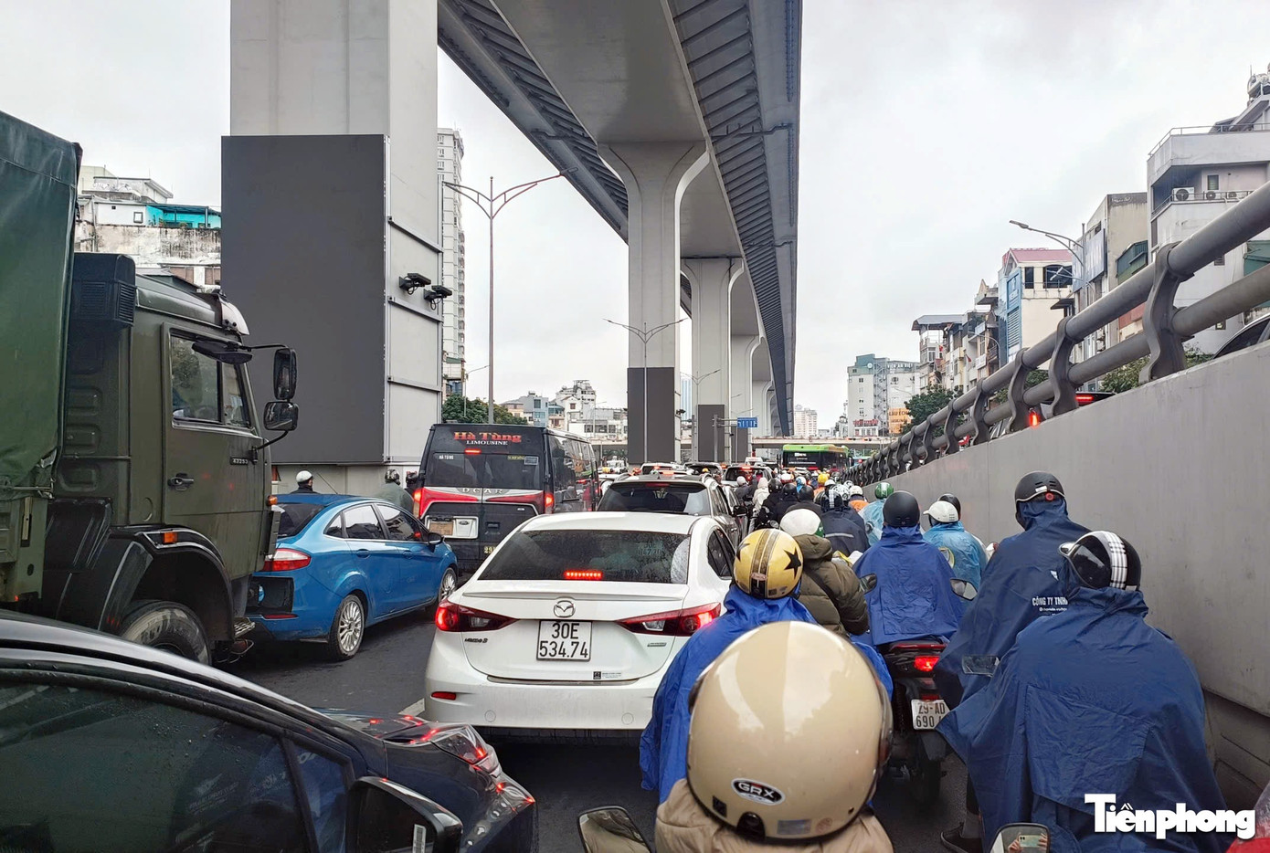 Ùn tắc giao thông Hà Nội: Sáng đầu tuần mưa rét gây kẹt xe kéo dài - Ảnh 9.