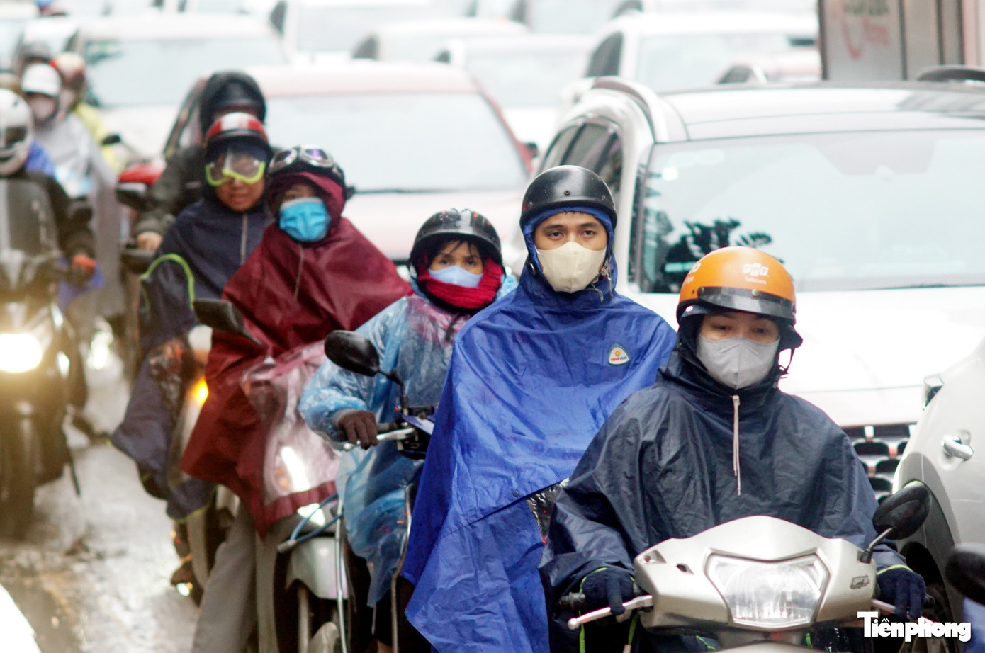 Ùn tắc giao thông Hà Nội: Sáng đầu tuần mưa rét gây kẹt xe kéo dài - Ảnh 6.