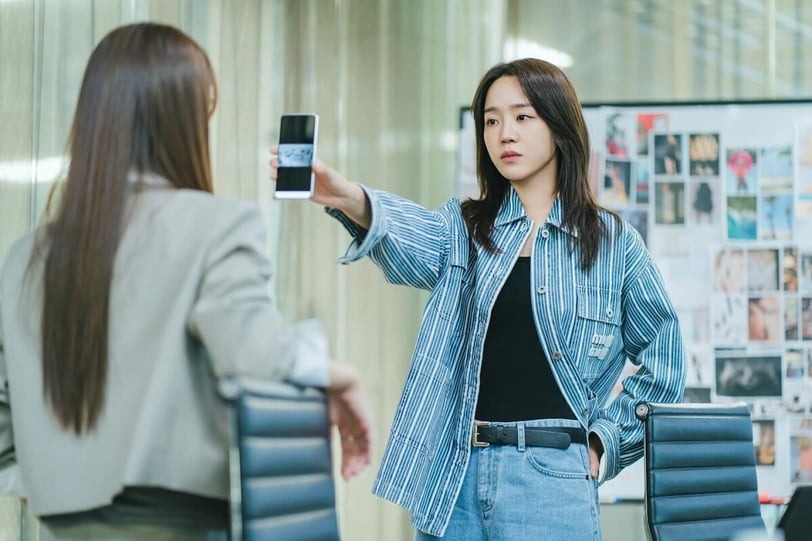 Khi đồng nghiệp hỏi mỉa: “Thưởng nhiều thế sao không khao?”, người EQ thấp tức tối còn người EQ cao chỉ đáp một câu mà đối phương ngượng chín mặt