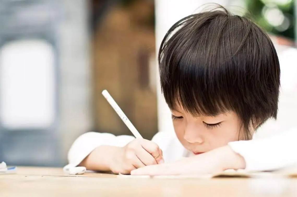 Đừng tiếp tục coi con cái như "kẻ đối đầu": Chỉ khi cúi xuống đồng hành, cha mẹ mới nhận được những bất ngờ - Ảnh 2.