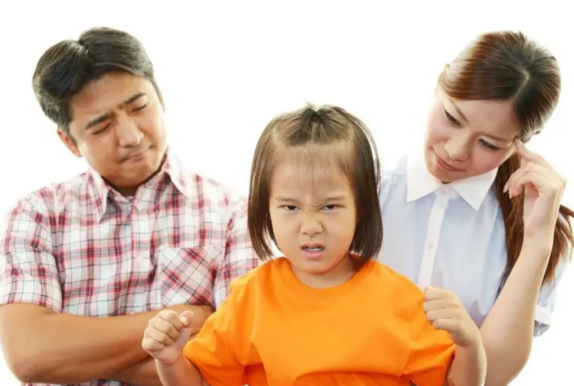 Đừng tiếp tục coi con cái như "kẻ đối đầu": Chỉ khi cúi xuống đồng hành, cha mẹ mới nhận được những bất ngờ - Ảnh 1.