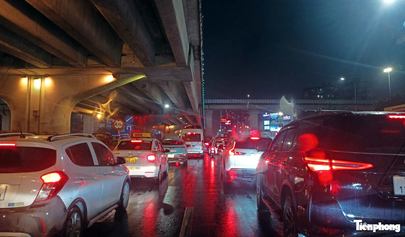 Ùn tắc giao thông Hà Nội: Sáng đầu tuần mưa rét gây kẹt xe kéo dài - Ảnh 14.