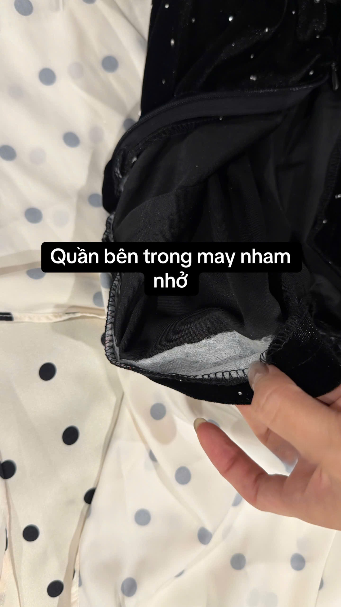 Cô gái khóc thét vì mua áo dài 1,2 triệu khác xa ảnh mẫu, tức nhất là thái độ phủi tay của shop online Cô gái khóc thét vì mua áo dài 1,2 triệu khác xa ảnh mẫu, tức nhất là thái độ phủi tay của shop online