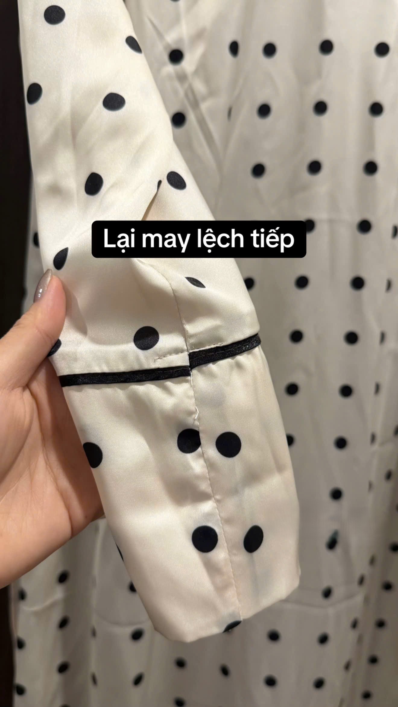 Cô gái khóc thét vì mua áo dài 1,2 triệu khác xa ảnh mẫu, tức nhất là thái độ phủi tay của shop online Cô gái khóc thét vì mua áo dài 1,2 triệu khác xa ảnh mẫu, tức nhất là thái độ phủi tay của shop online