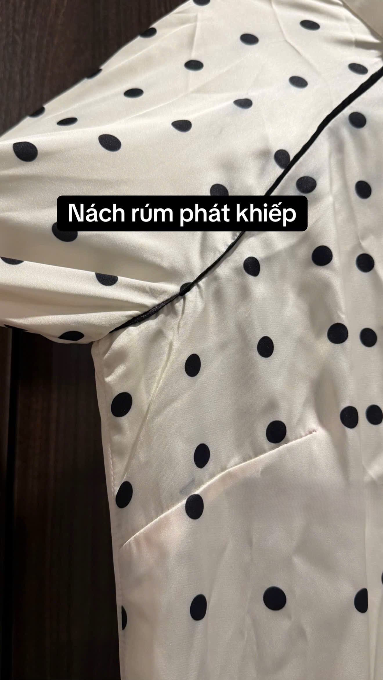 Cô gái khóc thét vì mua áo dài 1,2 triệu khác xa ảnh mẫu, tức nhất là thái độ phủi tay của shop online Cô gái khóc thét vì mua áo dài 1,2 triệu khác xa ảnh mẫu, tức nhất là thái độ phủi tay của shop online