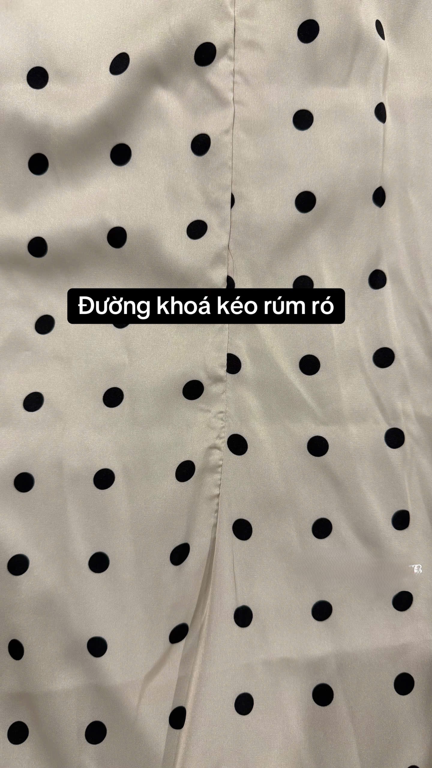 Cô gái khóc thét vì mua áo dài 1,2 triệu khác xa ảnh mẫu, tức nhất là thái độ phủi tay của shop online Cô gái khóc thét vì mua áo dài 1,2 triệu khác xa ảnh mẫu, tức nhất là thái độ phủi tay của shop online