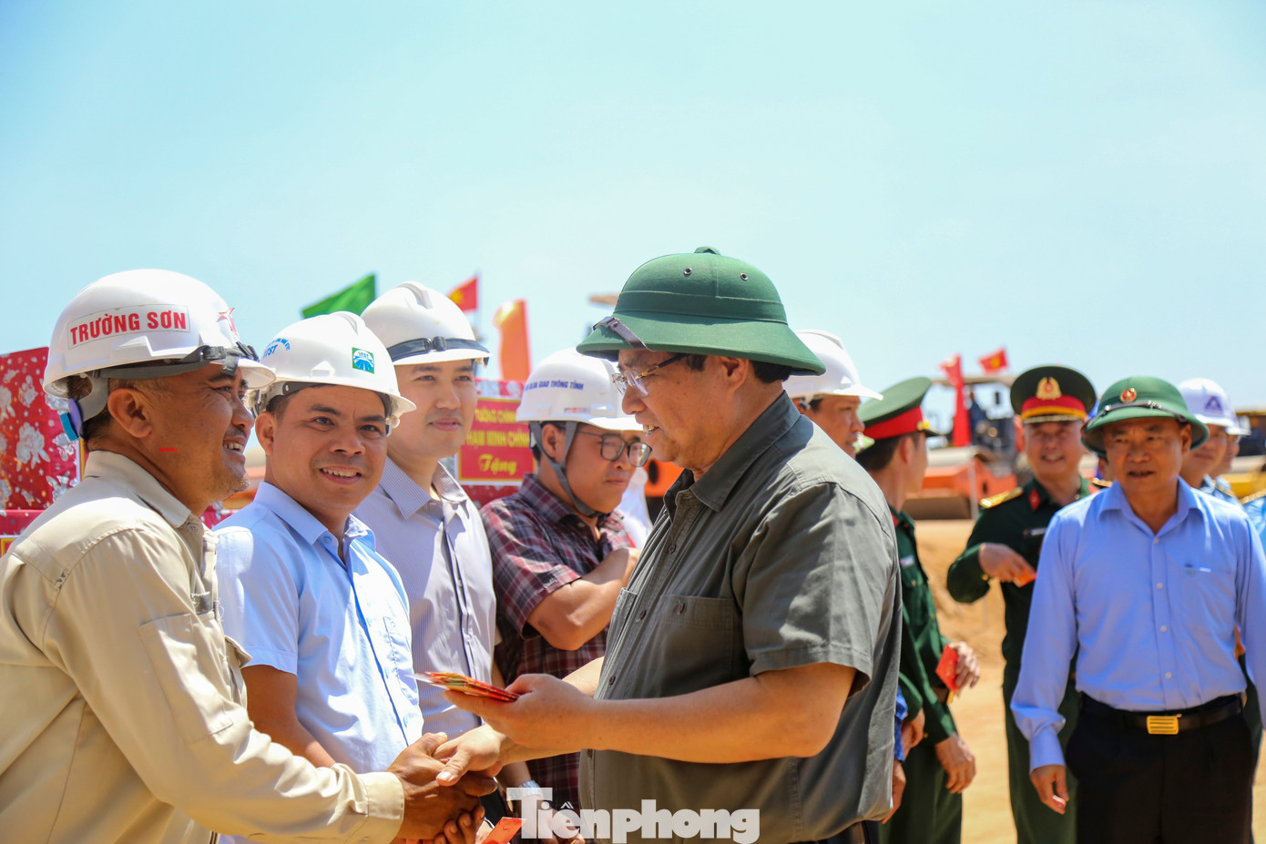 Thủ tướng kiểm tra dự án đường băng sân bay Phù Cát góp phần vào phát triển kinh tế vĩ mô - Ảnh 1. Thủ tướng kiểm tra dự án đường băng sân bay Phù Cát góp phần vào phát triển kinh tế vĩ mô - Ảnh 1.