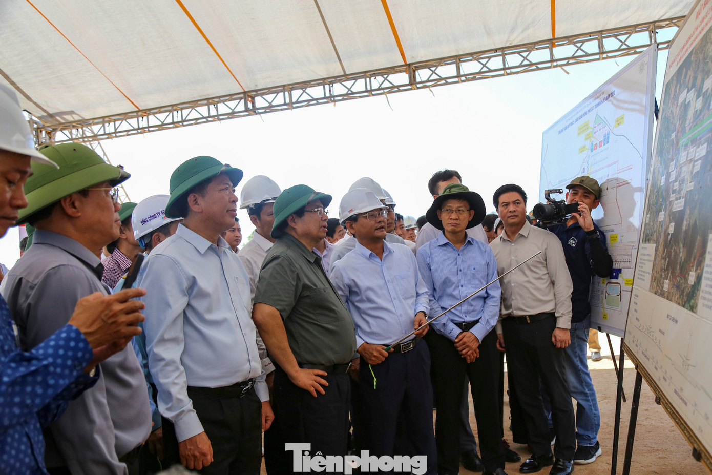 Thủ tướng kiểm tra dự án đường băng sân bay Phù Cát góp phần vào phát triển kinh tế vĩ mô - Ảnh 2. Thủ tướng kiểm tra dự án đường băng sân bay Phù Cát góp phần vào phát triển kinh tế vĩ mô - Ảnh 2.