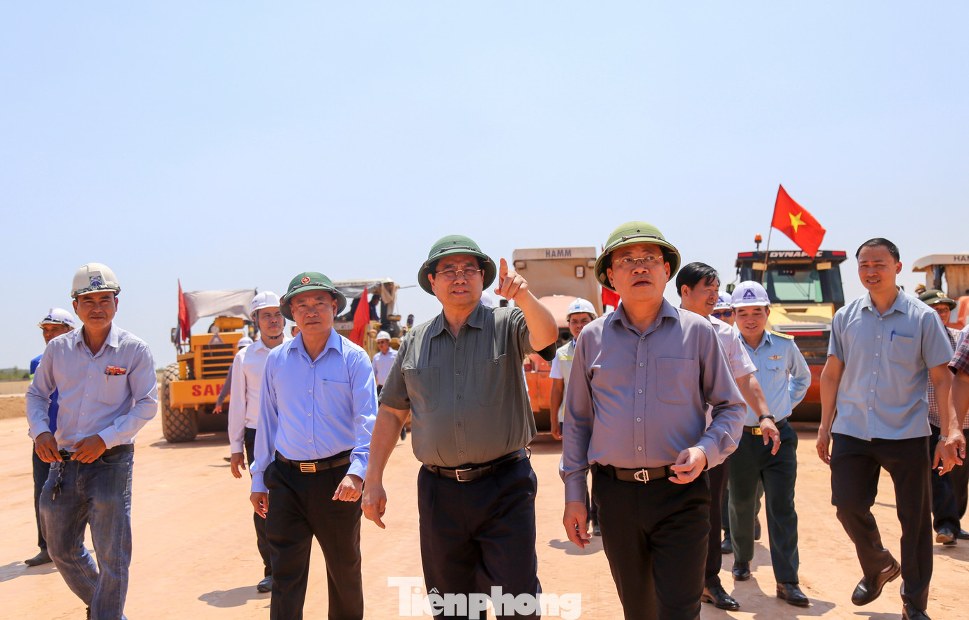 Thủ tướng kiểm tra dự án đường băng sân bay Phù Cát góp phần vào phát triển kinh tế vĩ mô - Ảnh 3. Thủ tướng kiểm tra dự án đường băng sân bay Phù Cát góp phần vào phát triển kinh tế vĩ mô - Ảnh 3.