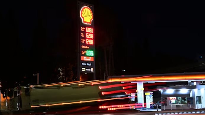 Tại sao giá xăng vẫn tăng Dù Mỹ sản xuất kỷ lục 13 , 7 triệu thùng dầu mỗi ngày? - Ảnh 3.